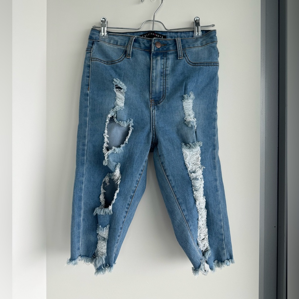 Distressed blue denim jeans capri